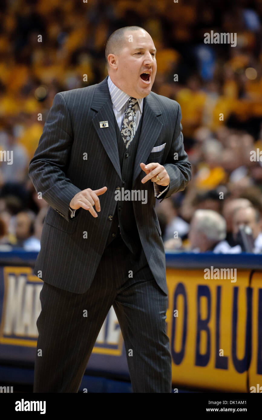 18 janvier 2011 - Milwaukee, Wisconsin, États-Unis - Marquette entraîneur en chef Buzz Williams pendant le jeu entre le Marquette Golden Eagles et les démons à la DePaul Blue Bradley Center de Milwaukee, WI. Marquette défait 94-64 DePaul. (Crédit Image : © John Rowland/ZUMAPRESS.com) Southcreek/mondial Banque D'Images