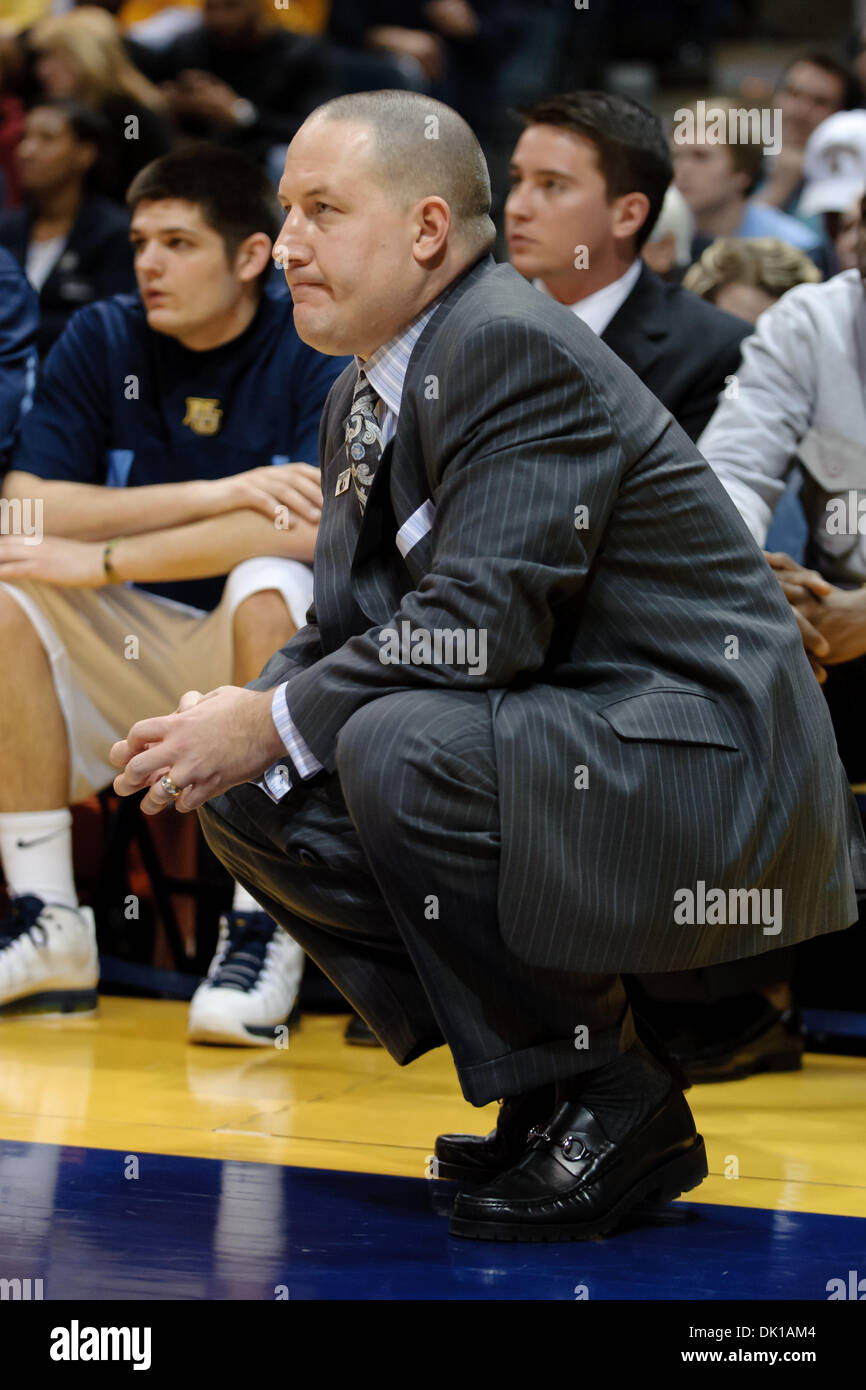 18 janvier 2011 - Milwaukee, Wisconsin, États-Unis - Marquette entraîneur en chef Buzz Williams observe le action pendant le match entre le Marquette Golden Eagles et les démons à la DePaul Blue Bradley Center de Milwaukee, WI. Marquette défait 94-64 DePaul. (Crédit Image : © John Rowland/ZUMAPRESS.com) Southcreek/mondial Banque D'Images
