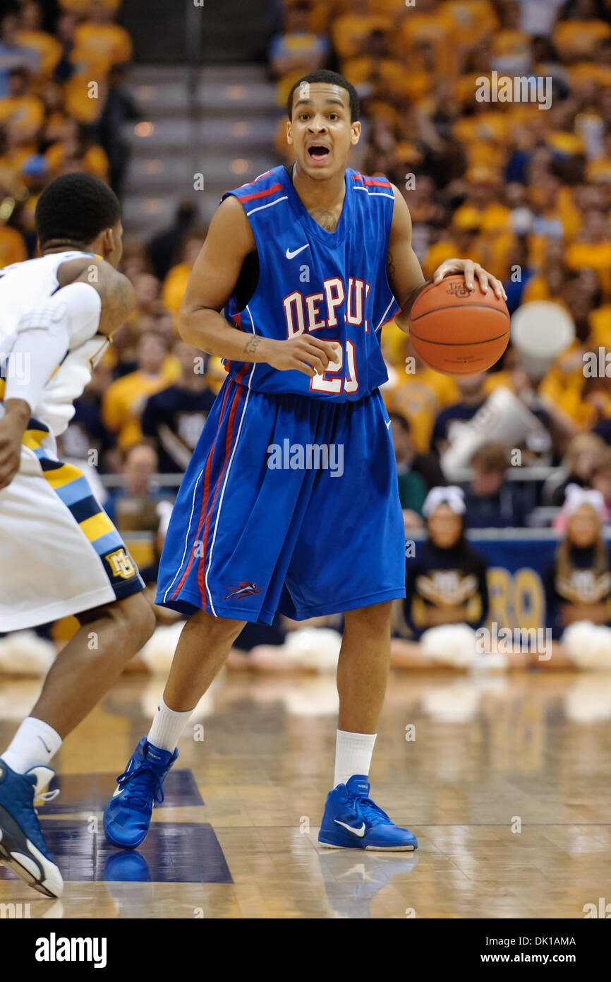 18 janvier 2011 - Milwaukee, Wisconsin, États-Unis - Garde côtière canadienne DePaul Brandon Young (20) appels sur une pièce pendant le jeu entre le Marquette Golden Eagles et les démons à la DePaul Blue Bradley Center de Milwaukee, WI. Marquette défait 94-64 DePaul. (Crédit Image : © John Rowland/ZUMAPRESS.com) Southcreek/mondial Banque D'Images