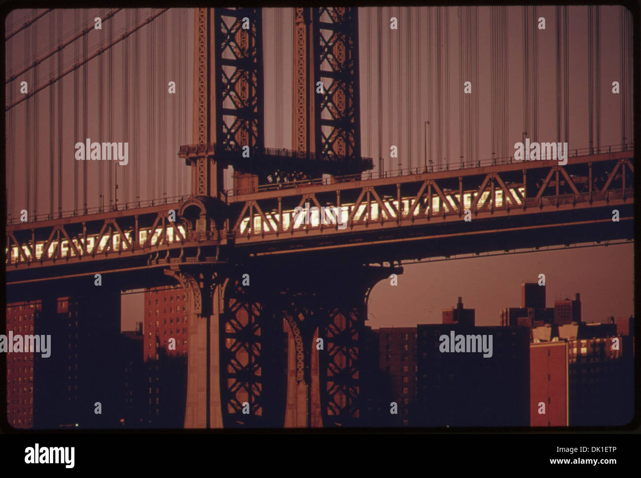 Un train de métro traverse le pont de Brooklyn à Manhattan, New York. Cette scène met en lumière les défis et les solutions dans les systèmes de transport urbain, en mettant l'accent sur la circulation des personnes et des marchandises à travers la ville. Banque D'Images