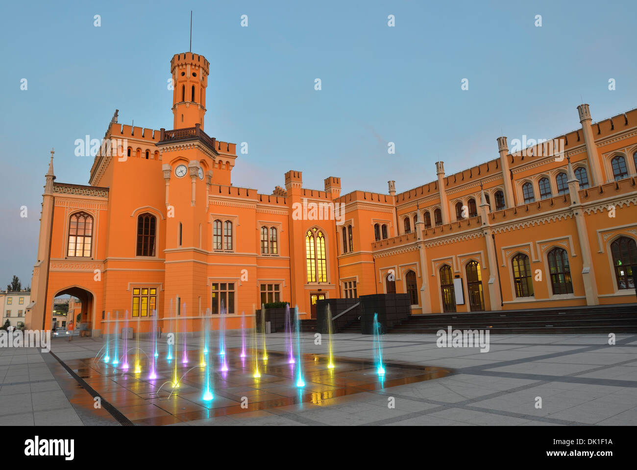 Colorful fontaine en face de la gare principale, Wroclaw, Pologne Banque D'Images