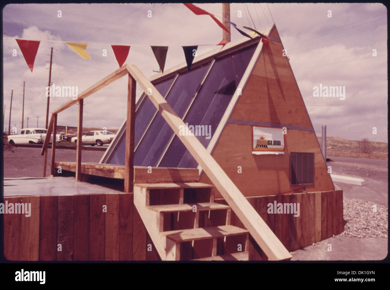 Cette image montre une unité de démonstration d'un système de chauffage solaire d'arrière-cour construit par Sunglow Corporation. L'unité solaire représente un exemple précoce de technologie solaire résidentielle. Banque D'Images