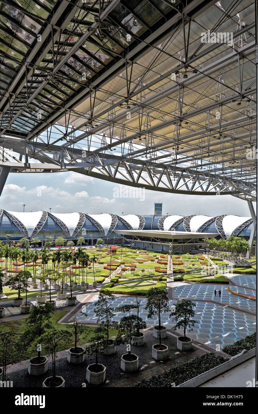 Vue extérieure et de l'acier de la structure du toit détail de l'aéroport de Suvarnabhumi, à Bangkok, Thaïlande Banque D'Images