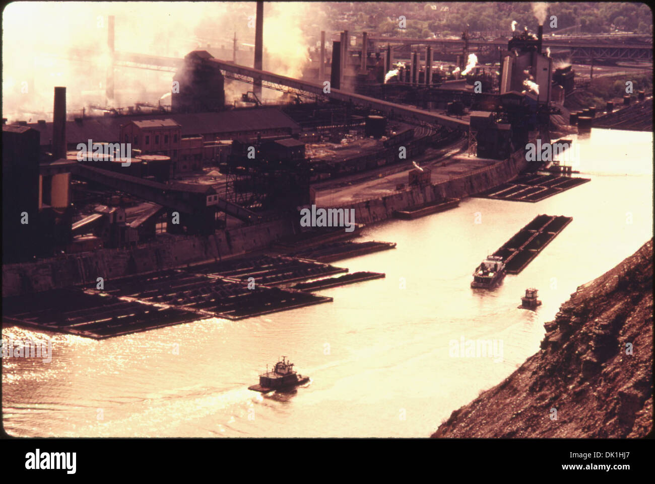 Le trafic se déplace le long de la rivière Monongahela polluée à Louisville, Kentucky, 20 miles au sud de Pittsburgh. Dans le... 557223 Banque D'Images