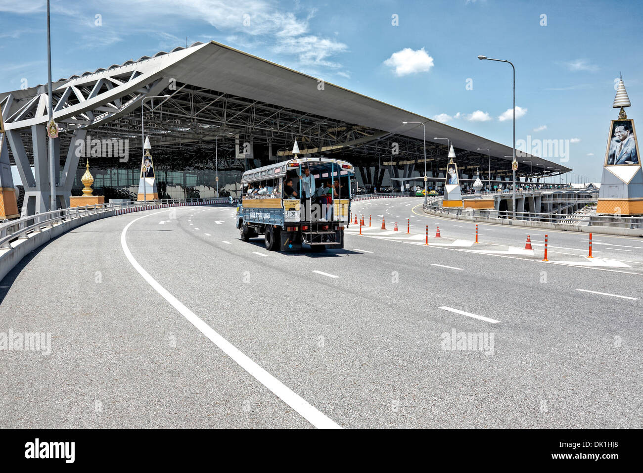 Vue extérieure et l'approche de la route l'aéroport de Suvarnabhumi, à Bangkok, Thaïlande Banque D'Images