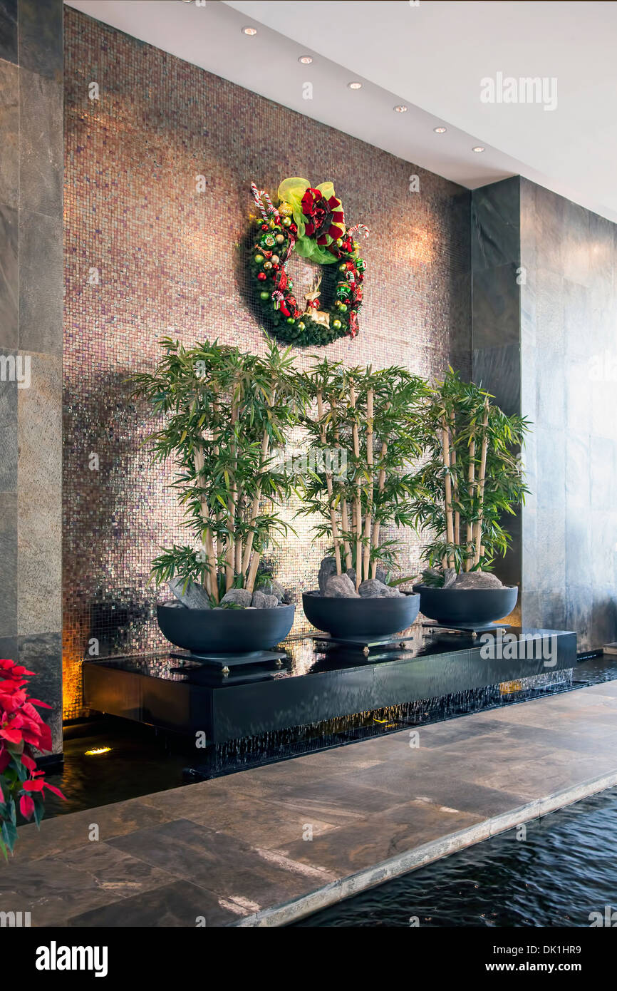 Couronne de Noël décore le hall de la Maison de la rivière condominiums le long de la New River, au centre-ville de Fort Lauderdale, Floride, USA Banque D'Images Couronne de Noël décore le hall de la Maison de la rivière condominiums le long de la New River, au centre-ville de Fort Lauderdale, Floride, USA Banque D'Images