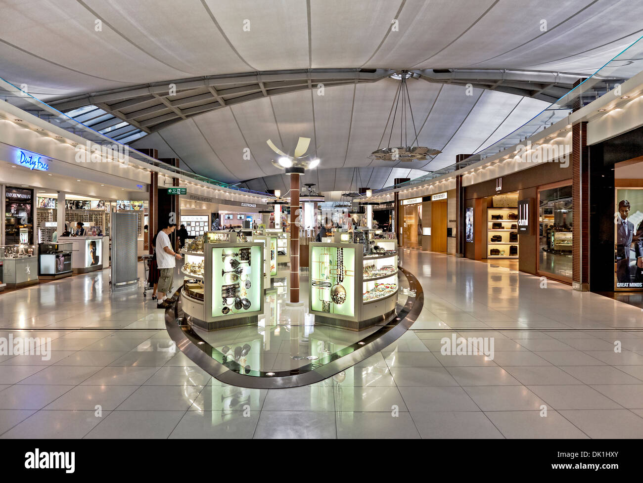 Aire de magasins hors taxes à l'intérieur de l'aéroport Suvarnabhumi Bangkok Thaïlande S. E. Asie Banque D'Images