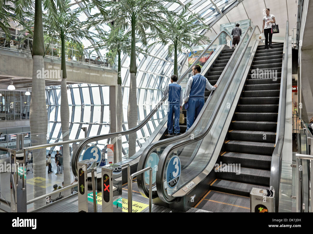 Vue intérieure de l'escalier roulant à l'aéroport Suvarnabhumi Bangkok Thaïlande S. E. Asia Banque D'Images