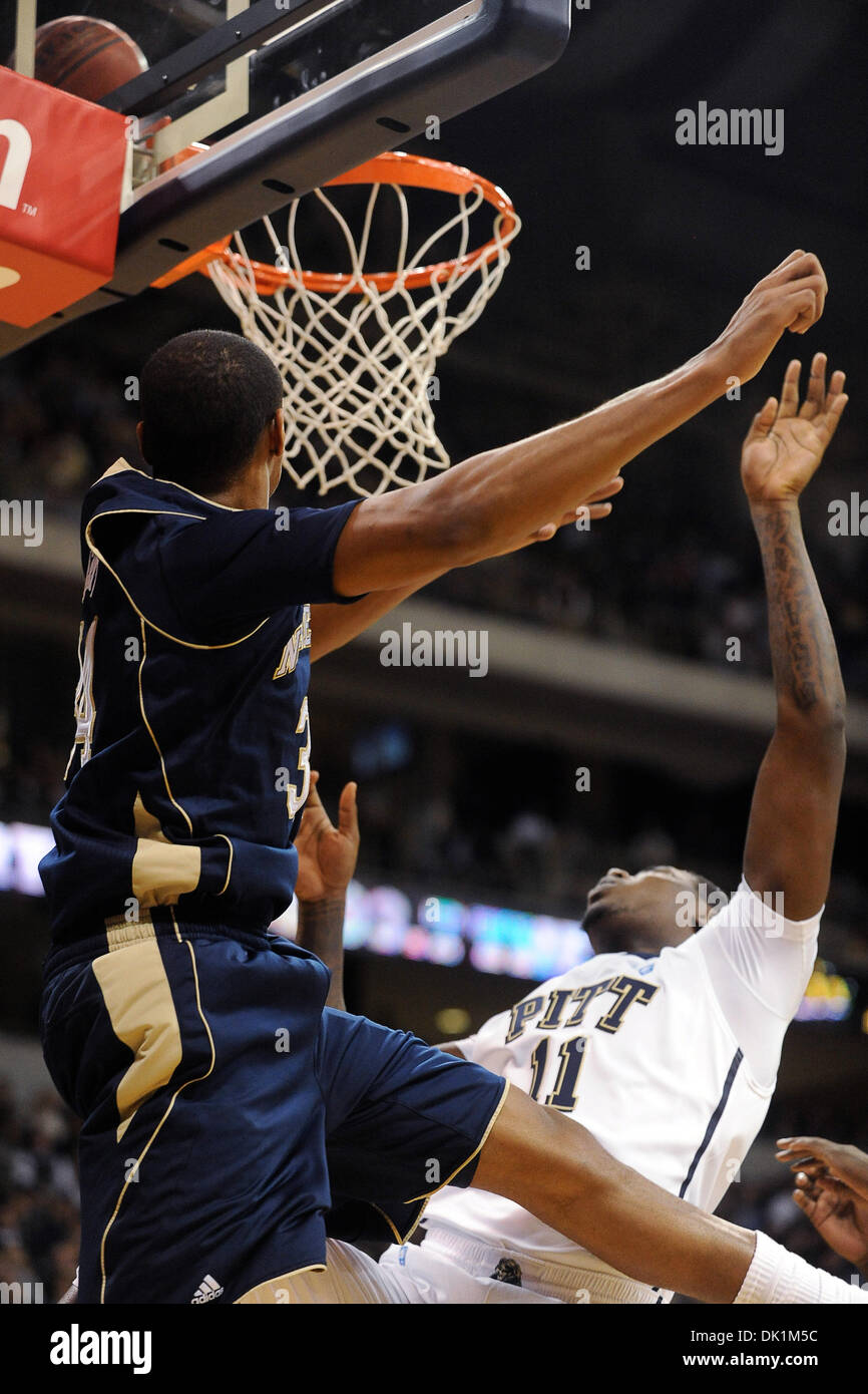 25 janvier 2011 - Pittsburgh, Pennsylvanie, États-Unis - Pittsburgh Panthers Dante avant Taylor (11) et Notre Dame Fighting Irish Carleton avant Scott (34) watch comme Taylors' shot s'éteint le panneau i la première moitié comme PITT prend sur Notre Dame au Peterson Events Center à Pittsburgh, PA...Notre Dame bat PITT par un score de 56-51. (Crédit Image : © Dean Beattie/Southcreek Glob Banque D'Images