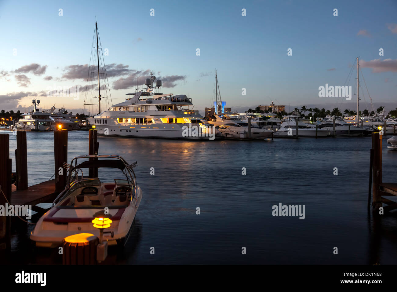 Yachts et bateaux amarrés dans la marina de Bahia Mar le long de la plage de Fort Lauderdale en Floride du Sud. Banque D'Images