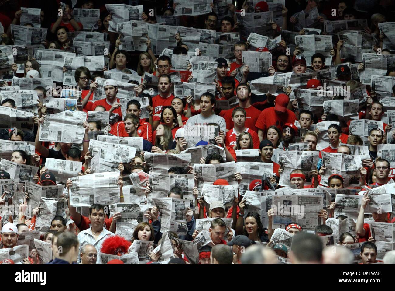 Le 29 janvier 2011 - Albuquerque, New Mexico, United States of America - l'Université du Nouveau Mexique section étudiante contient jusqu'news lors de l'introduction à BYU. Le 9ème classé BYU cougars ont chuté au Nouveau Mexique Lobos aux puits de perdre 77-86 à Albuquerque, Nouveau Mexique. (Crédit Image : © Long Nuygen/global/ZUMAPRESS.com) Southcreek Banque D'Images