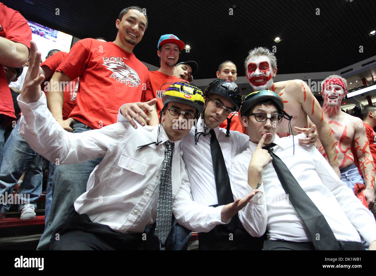 Le 29 janvier 2011 - Albuquerque, New Mexico, United States of America - Université du Nouveau Mexique fans se sont présentés en costume pour la visite de la BYU Cougars. Le 9ème classé BYU cougars ont chuté au Nouveau Mexique Lobos aux puits de perdre 77-86 à Albuquerque, Nouveau Mexique. (Crédit Image : © Long Nuygen/global/ZUMAPRESS.com) Southcreek Banque D'Images