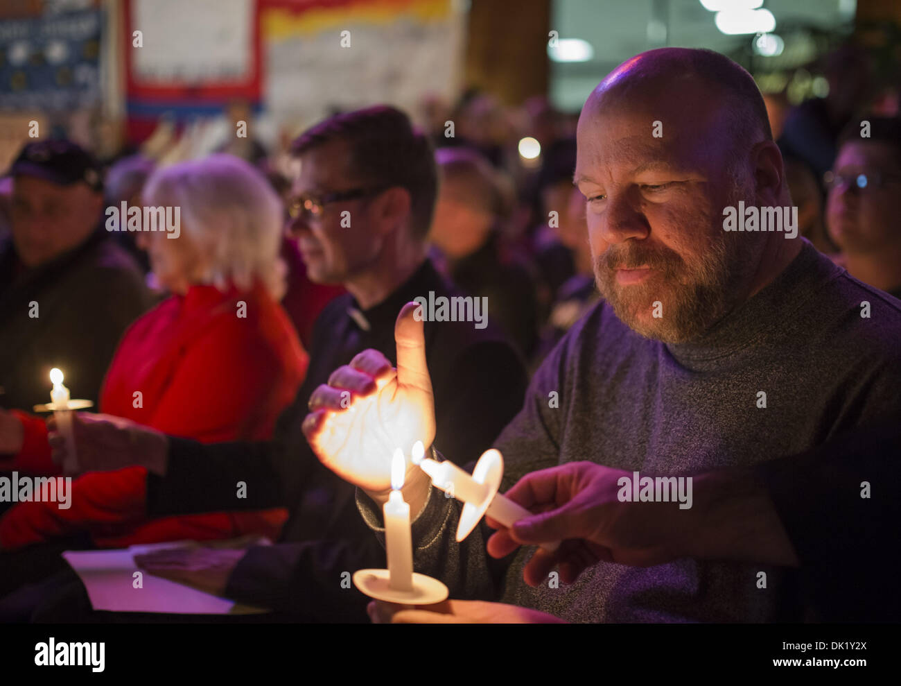 San Diego, Californie, USA. 1er décembre 2013. La Journée mondiale de lutte contre le SIDA 2013 est marqué à San Diego's Hillcrest quartier avec la 22e cérémonie annuelle de l'arbre de vie, avec panneaux de la Courtepointe commémorative du SIDA, les chansons par le San Diego Gay Men's Chorus, bref discours des politiciens locaux et une veillée aux chandelles. Crédit : David Poller/ZUMAPRESS.com/Alamy Live News Banque D'Images