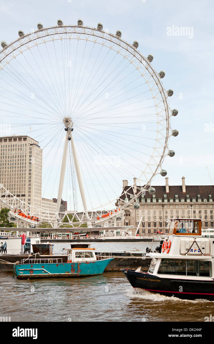 Bateaux sur la rivière Thames, en face de la grande roue London Eye, Londres, Angleterre, Royaume-Uni Banque D'Images