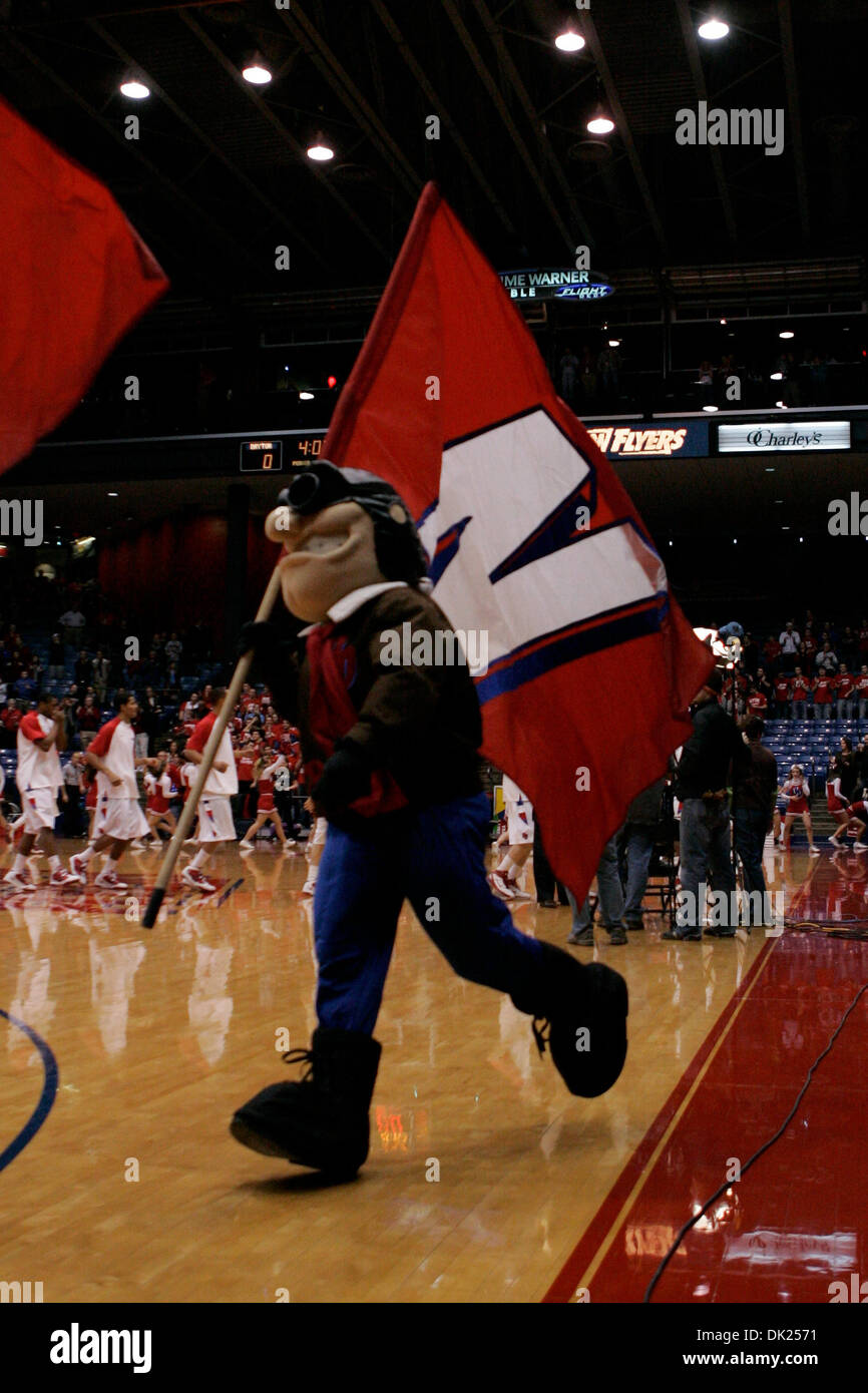 2 février 2011 - Dayton, Ohio, États-Unis - Dayton Flyers mascot Rudy Flyer porte le drapeau sur la cour avant le début du match entre saint Bonaventure et à l'UD Arena de Dayton, Dayton, Ohio. Défait Dayton Saint Bonaventure 63-61. (Crédit Image : © Scott Stuart/ZUMAPRESS.com) Southcreek/mondial Banque D'Images