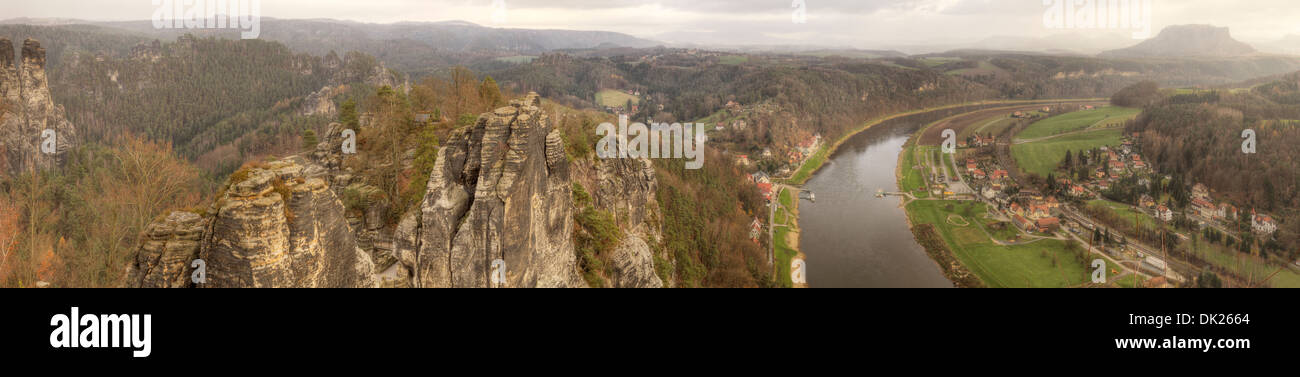 Vue à partir de la Bastei sur l'Elbe, Sächsische Schweiz National Park, North Carolina, United States Banque D'Images