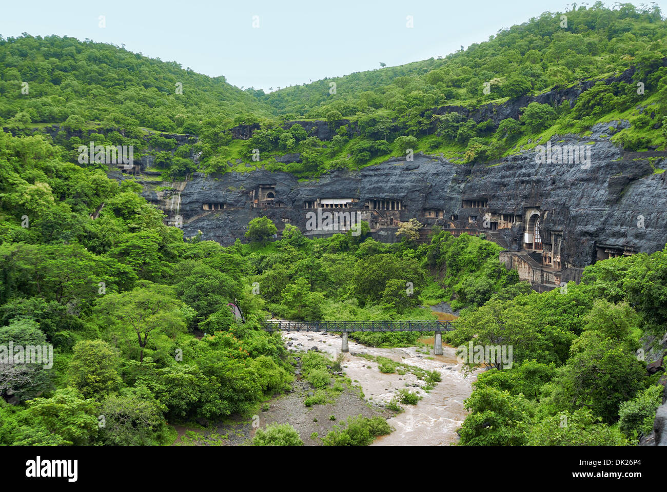 General-View d'Est. Cave Nos 7 à 20 et 29 à l'extrémité de la grotte en haut à gauche. Grottes d'Ajanta, Aurangabad, Maharashtra, Inde Banque D'Images