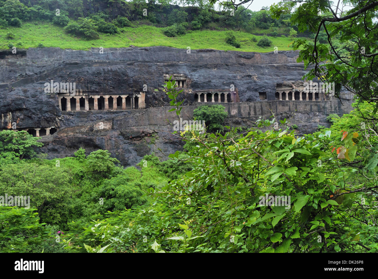 General-View de sud. Cave Nos 2 à 5. Viharas. Grottes d'Ajanta, Aurangabad, Maharashtra, Inde Banque D'Images