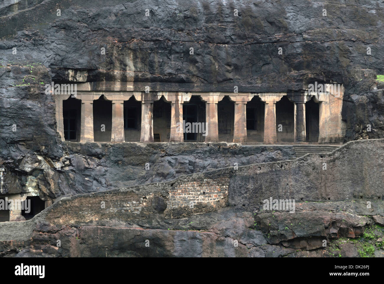 La caverne n°4 : Vue générale de la façade. Grottes d'Ajanta, Aurangabad, Maharashtra, Inde Banque D'Images