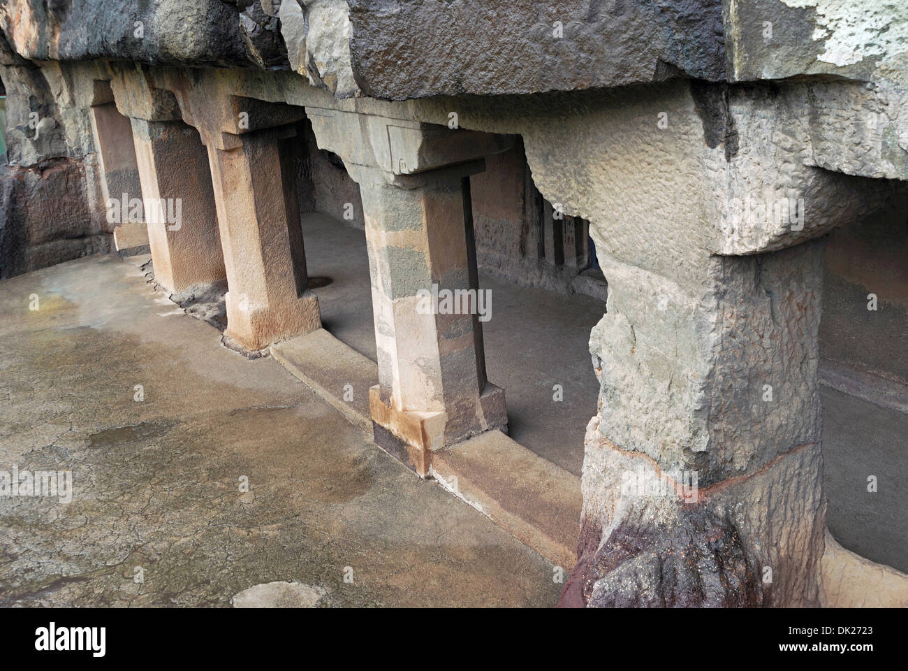 Cave non 5 : Façade montrant trois piliers octogonaux avec base carrée. Grottes d'Ajanta, Aurangabad, Maharashtra, Inde Banque D'Images
