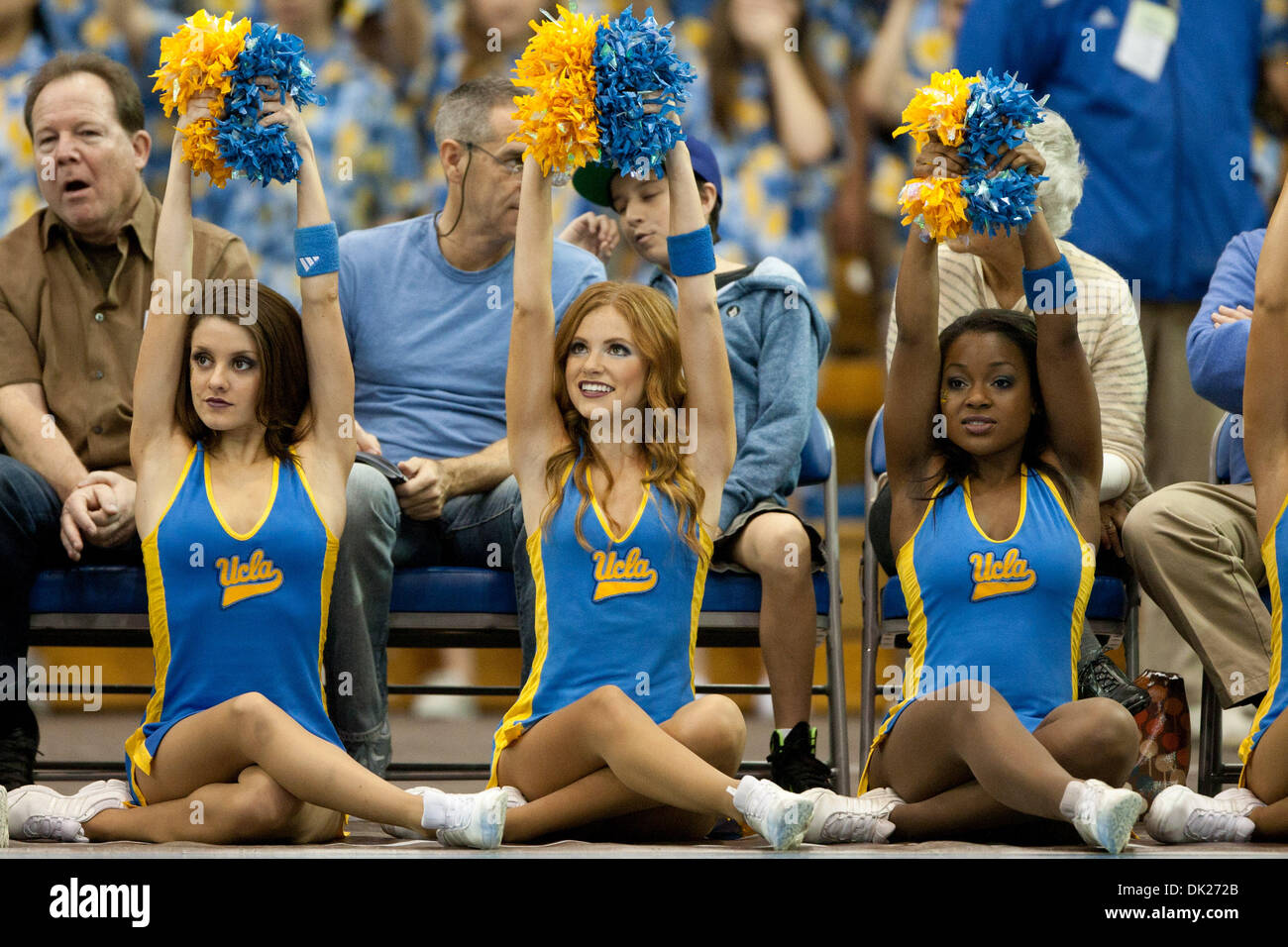 Le 5 février 2011 - Westwood, Californie, États-Unis - UCLA cheerleaders pendant le match de basket-ball de NCAA entre le St. John's Red Storm et l'UCLA Bruins à Pauley Pavilion. Les Bruins a ensuite battu le Red Storm avec un score final de 66-59. (Crédit Image : © Brandon Parry/global/ZUMAPRESS.com) Southcreek Banque D'Images