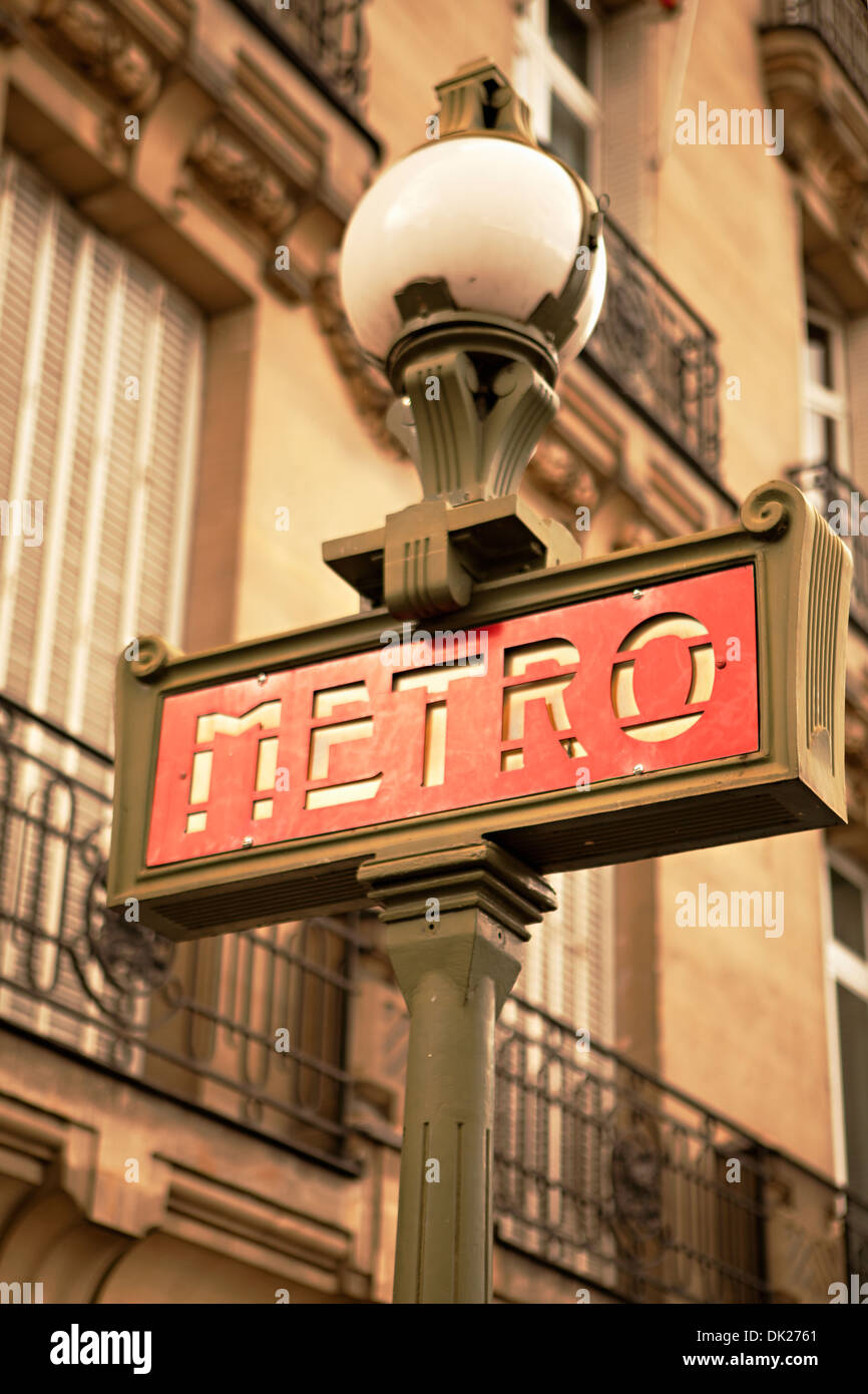 Low angle view of art deco Metro Subway sign sur le lampadaire à côté du bâtiment, Paris, France Banque D'Images