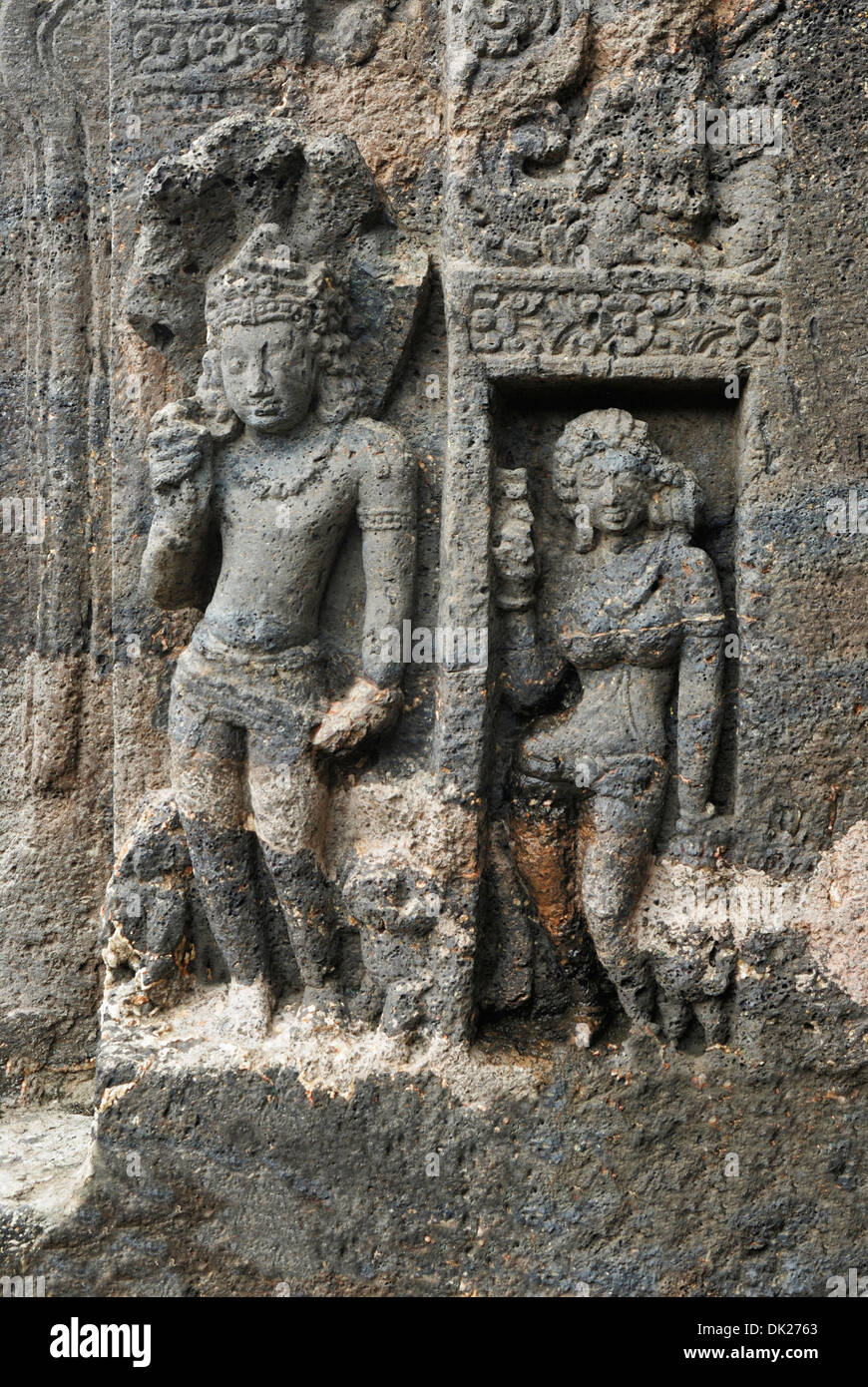 Cave 27 : Comité permanent sur l'Nagraja porte. Grottes d'Ajanta, Aurangabad, Maharashtra, Inde Banque D'Images