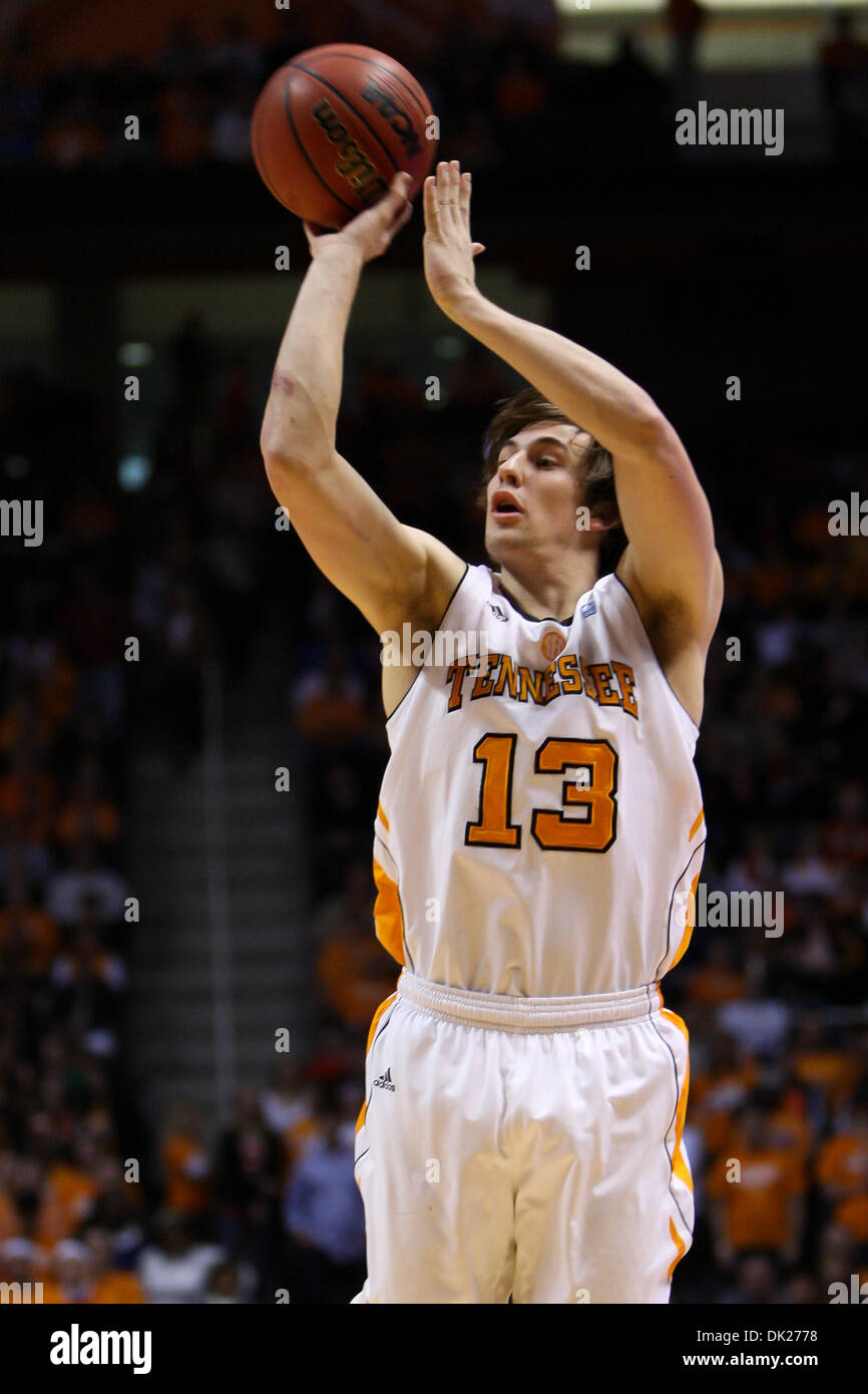 Le 5 février 2011 - Knoxville, Tennessee, États-Unis - Colorado bénévoles guard Skylar McBee avec (13) tire une balle à trois points. Alabama Alabama mène 38-27 à la moitié à Thompson Boling arena de Knoxville, TN (crédit Image : © Mitch/jones/ZUMAPRESS.com) mondial Southcreek Banque D'Images