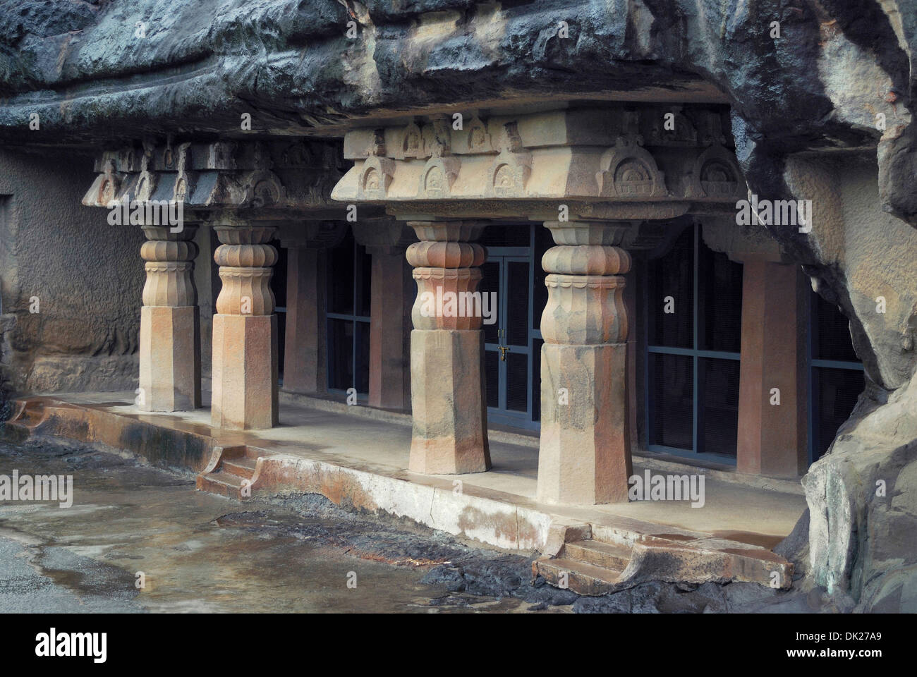 Façade : 7 cave montrant quatre colonnes décoratives à l'avant. Grottes d'Ajanta, Aurangabad, Maharashtra, Inde Banque D'Images