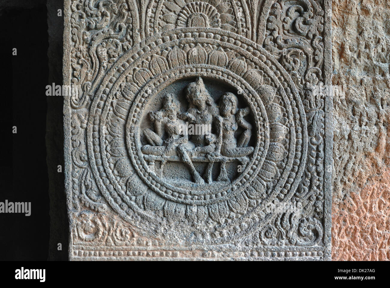 Cave 24 : Droit, pilastre médaillon Lotus. Grottes d'Ajanta, Aurangabad, Maharashtra, Inde Banque D'Images