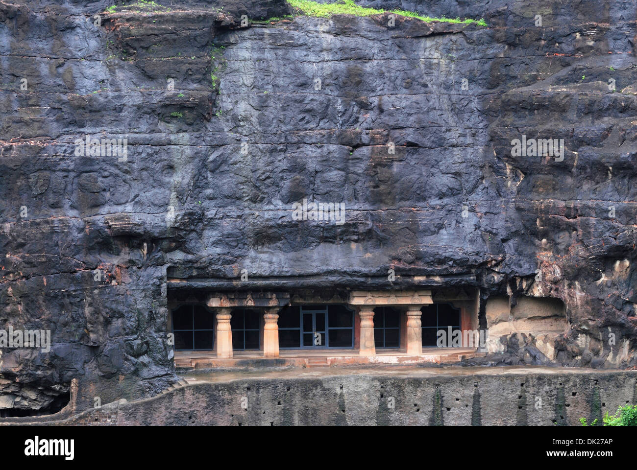 Cave 07 : Vue sur la longue façade. Grottes d'Ajanta, Aurangabad, Maharashtra, Inde Banque D'Images