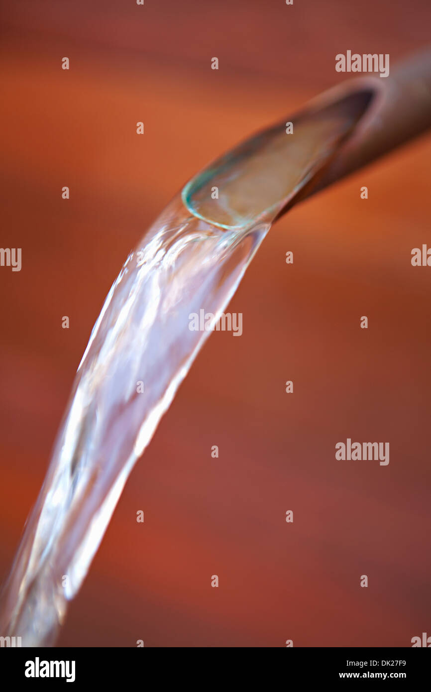 Close up de l'eau pure de la tuyère d'affluer Banque D'Images