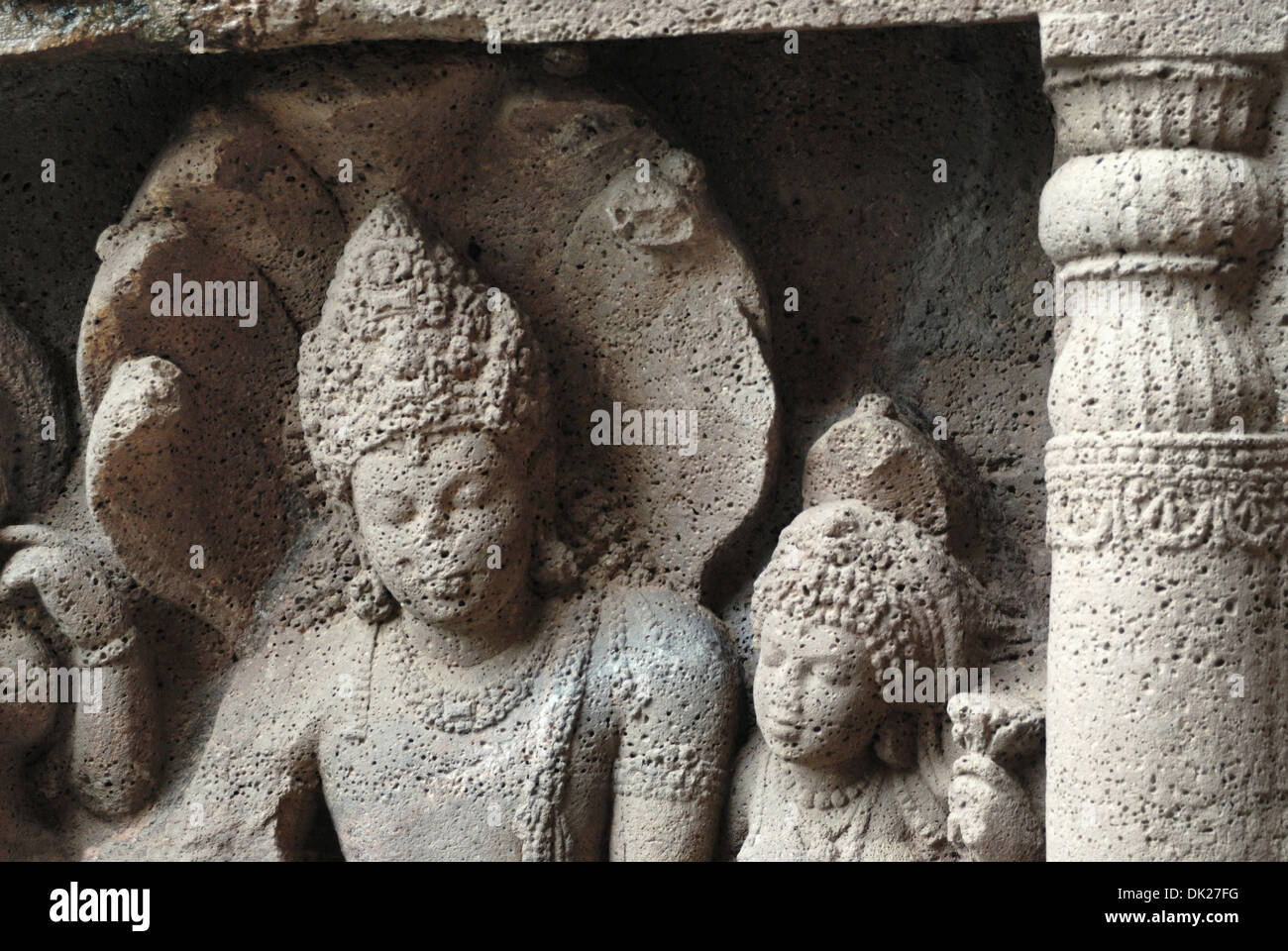 Cave 19 : façade de l'aile gauche montrant Nagaraja (le roi serpent) et à son épouse nagini. Grottes d'Ajanta, Aurangabad, Maharashtra, Inde Banque D'Images