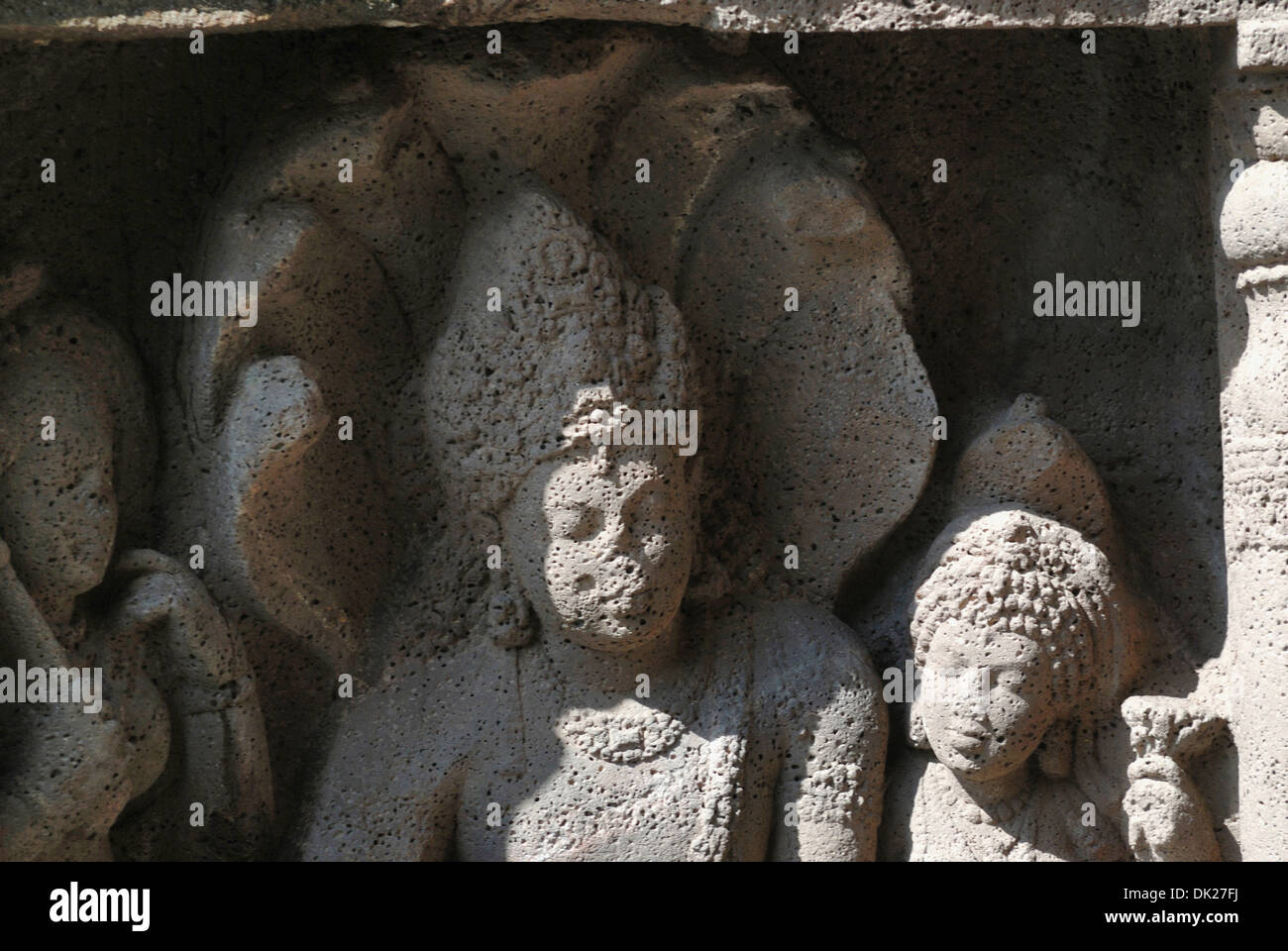 Cave 19 : Vue rapprochée de Nagaraja et à son épouse. Grottes d'Ajanta, Aurangabad, Maharashtra, Inde Banque D'Images