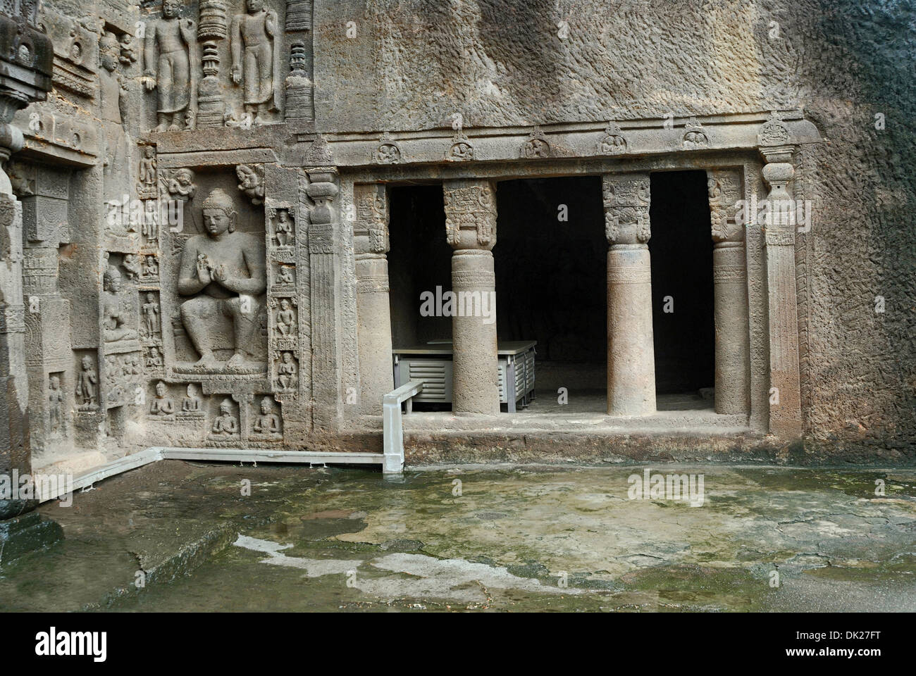 Cave 19 : Façade de l'aile droite. Façade de gauche montrant Bouddha intrusive. Grottes d'Ajanta, Aurangabad, Maharashtra, Inde Banque D'Images