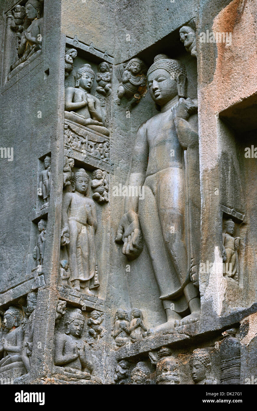 Cave 19 : façade de l'aile droite montrant Bouddha Debout en Varada mudra. c.-à-d. des bénédictions. Grottes d'Ajanta, Aurangabad, Maharashtra Banque D'Images