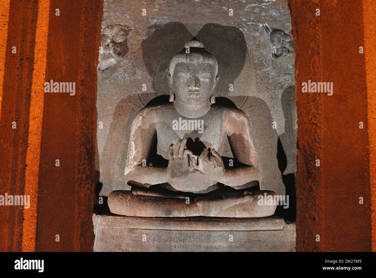 Cave 21 : Vihara. Culte Bouddha assis en Padmasana. Grottes d'Ajanta, Aurangabad, Maharashtra, Inde Banque D'Images