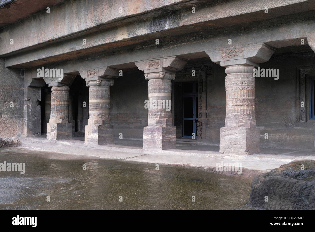 Façade : 23 cave restaurée montrant piliers. Grottes d'Ajanta, Aurangabad, Maharashtra, Inde Banque D'Images