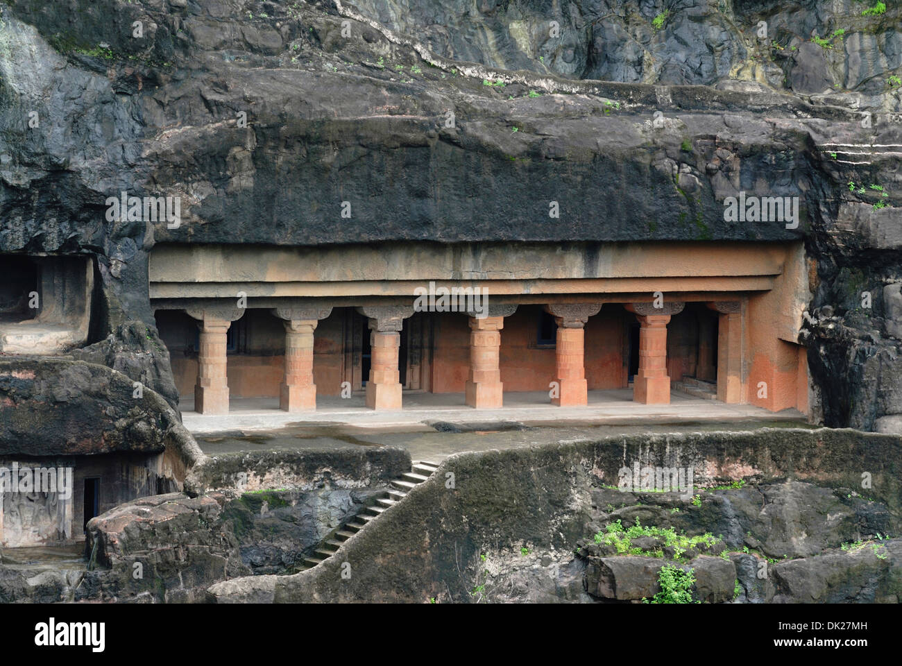 Cave 24 : Vue générale de la façade. Montrant des piliers dans la véranda. Grottes d'Ajanta, Aurangabad, Maharashtra, Inde Banque D'Images