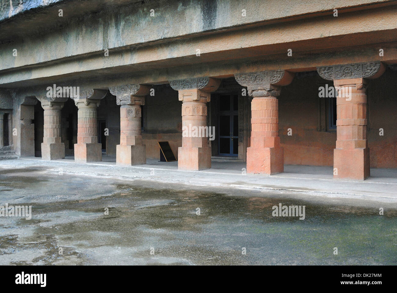 Cave 24 : Vue générale de la façade. Montrant des piliers dans la véranda. Grottes d'Ajanta, Aurangabad, Maharashtra, Inde Banque D'Images