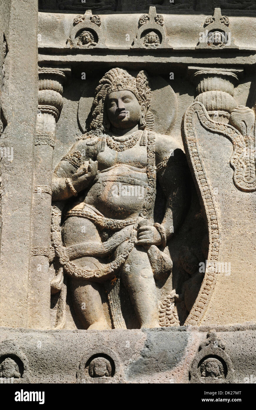 Cave 19 : Façade, à gauche de l'observateur est l'énorme passage de chaitya guardian figure. Grottes d'Ajanta, Aurangabad, Maharashtra, Inde Banque D'Images