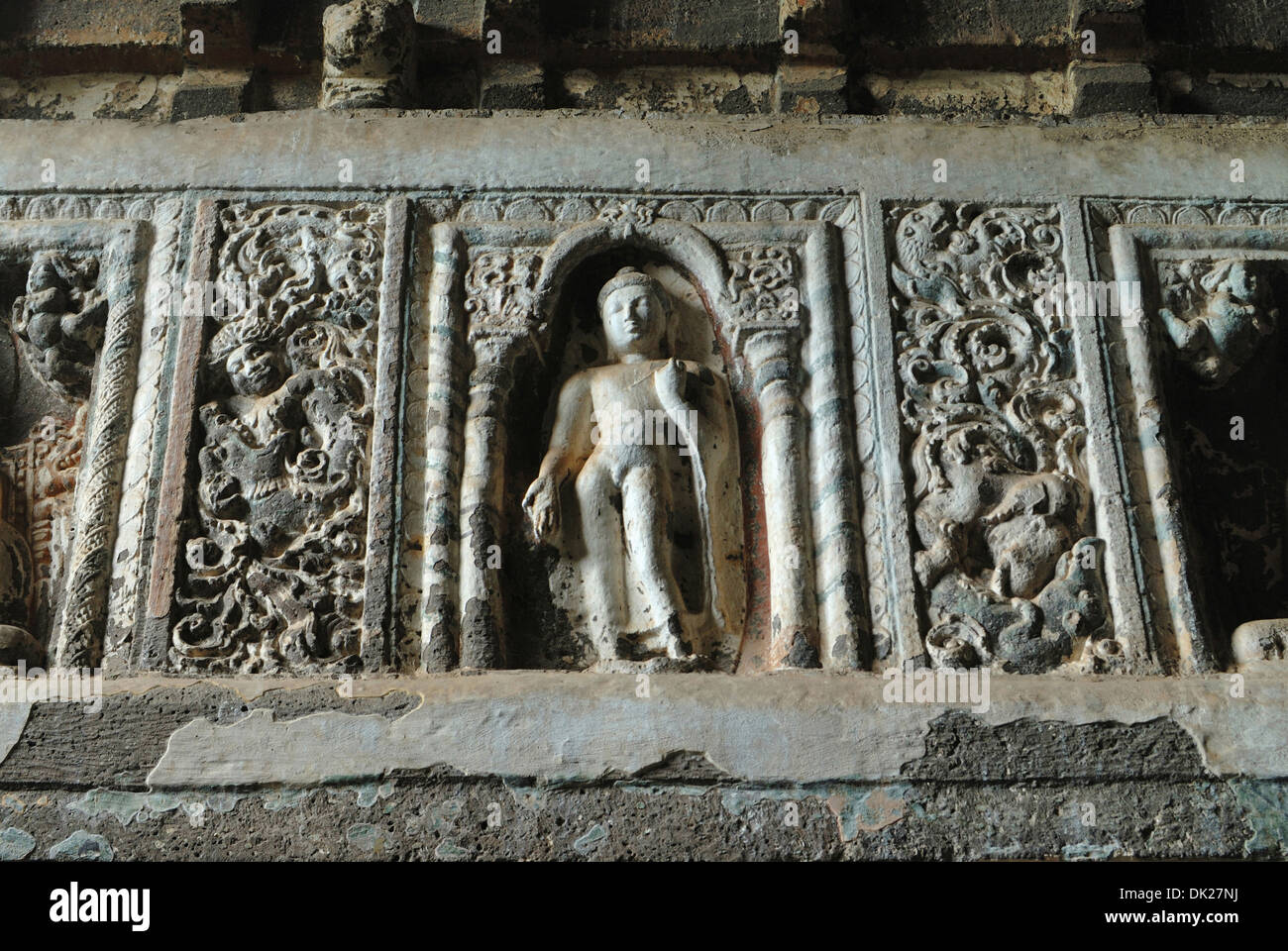 Cave 19 : Bouddha dans différentes poses sur piliers. Grottes d'Ajanta, Aurangabad, Maharashtra, Inde Banque D'Images