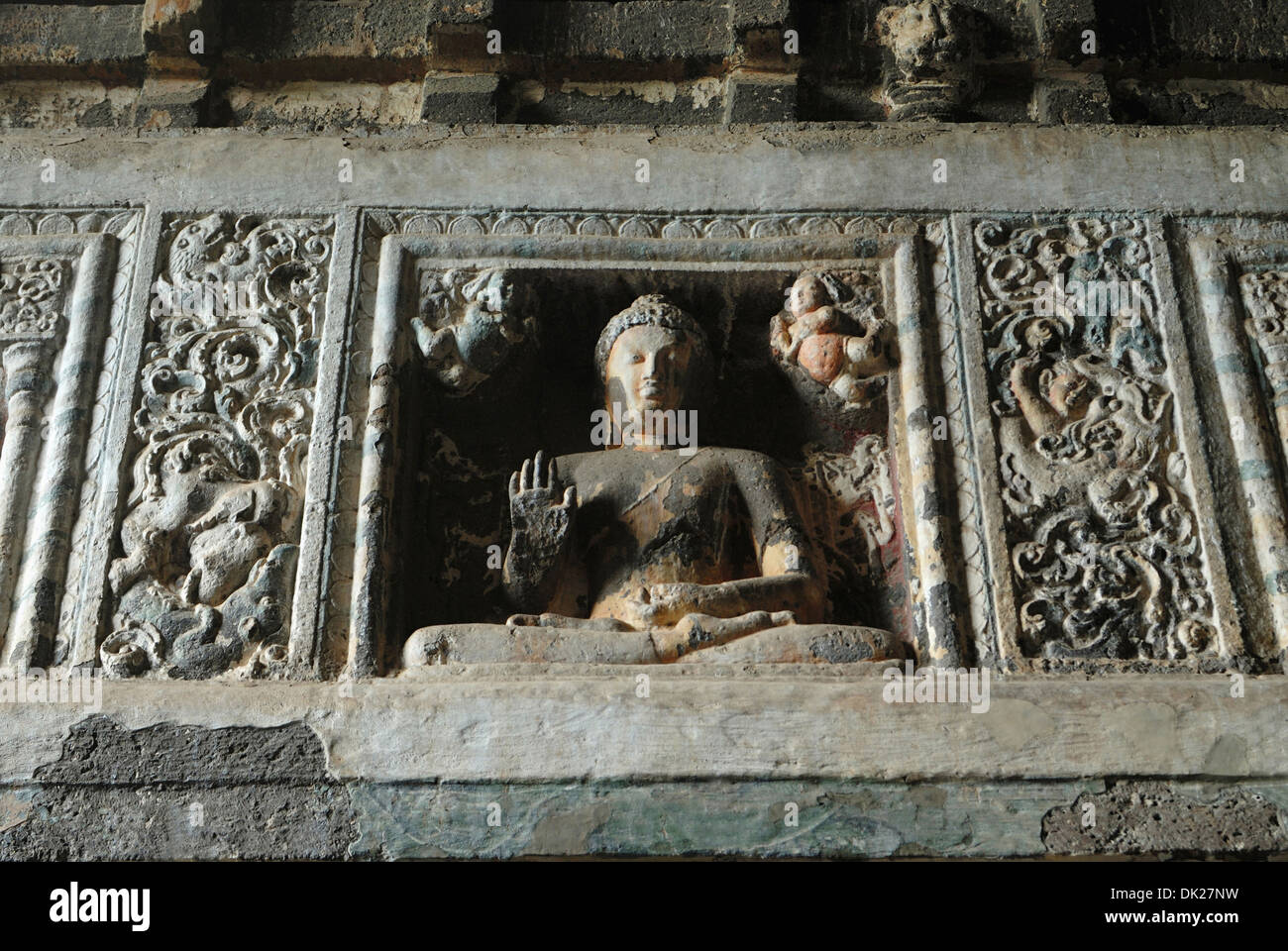 Cave 19 : Bouddha dans différentes poses sur piliers. Grottes d'Ajanta, Aurangabad, Maharashtra, Inde Banque D'Images