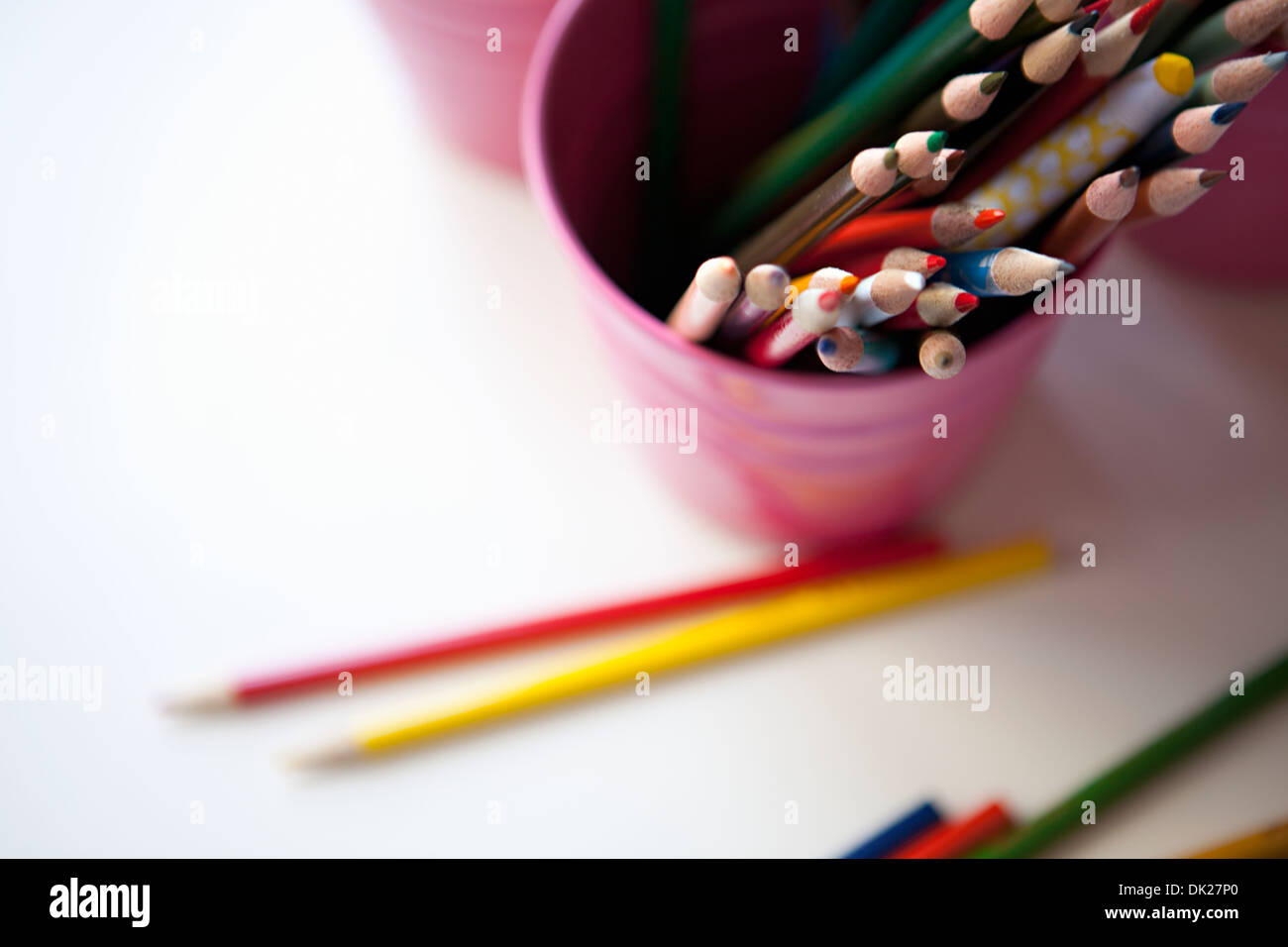 Portrait d'art multicolore en crayons de couleur pink bucket Banque D'Images