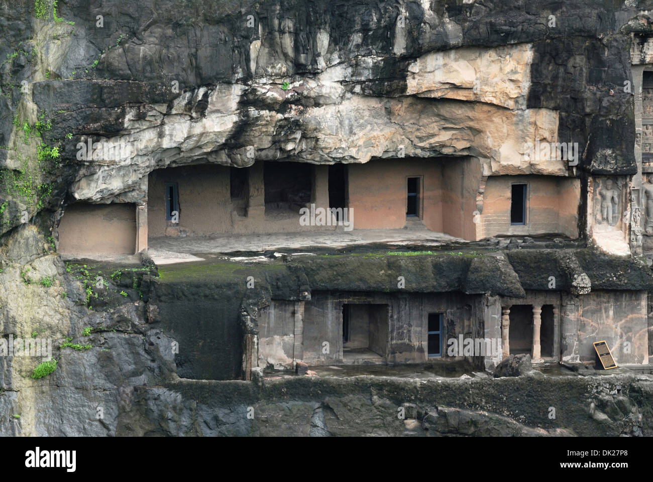 Cave 27 : Vue générale de la façade. La plupart de la partie de la façade s'est effondrée. Grottes d'Ajanta, Aurangabad, Maharashtra, Inde Banque D'Images