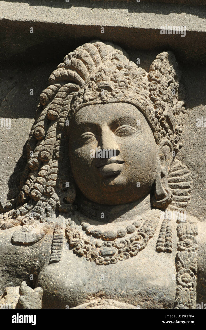 Cave 19 : Façade, à gauche de l'observateur est l'énorme passage de chaitya guardian figure. Grottes d'Ajanta, Aurangabad, Maharashtra, Inde Banque D'Images