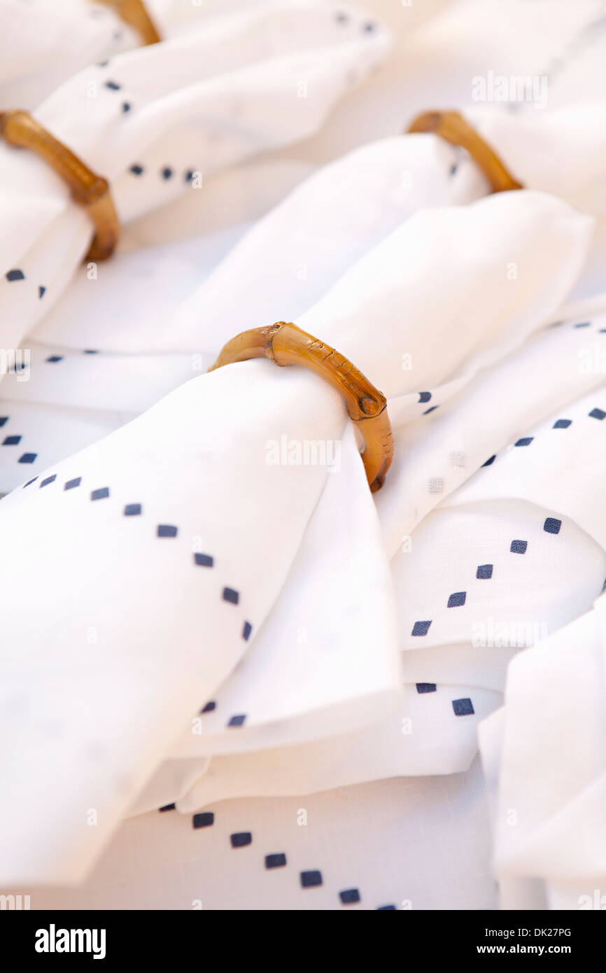 Close up image complète de serviettes de table avec motif de losange disposés en ronds de bambou Banque D'Images