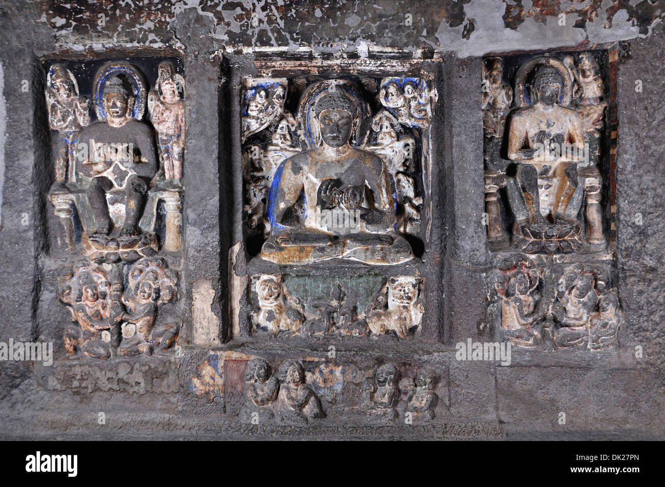 Cave 6 : panneau supérieur de Bouddha dans le hall sur le droit d'enclave de la porte. Grottes d'Ajanta, Aurangabad, Maharashtra, Inde Banque D'Images