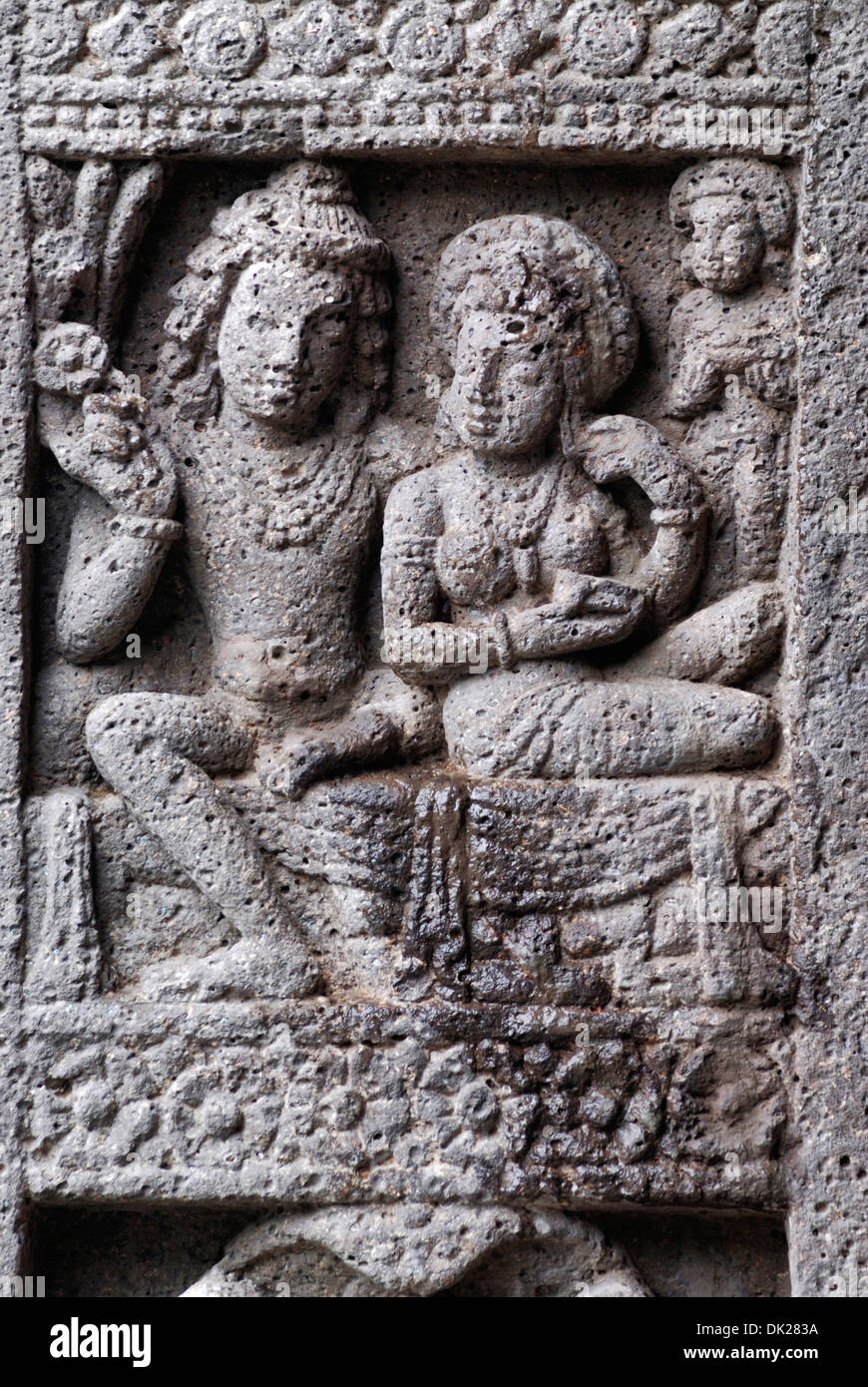 Cave 27 : roi et reine, figure féminine. Grottes d'Ajanta, Aurangabad, Maharashtra, Inde Banque D'Images