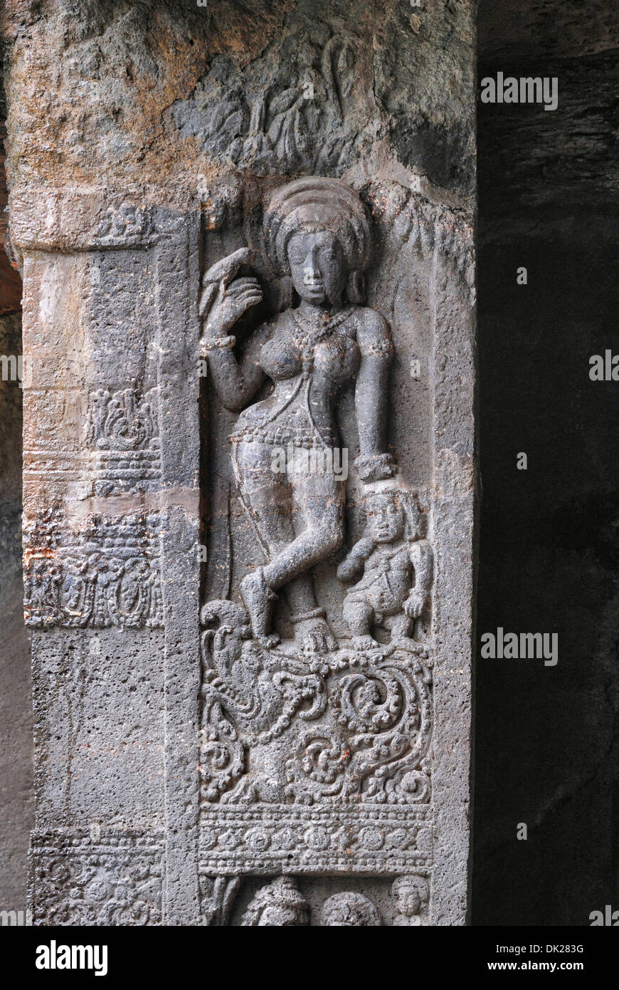 Cave 27 : Vihara. Photo montrant figure féminine debout sur un makara ou crocodile. Grottes d'Ajanta, Aurangabad, Maharashtra, Inde Banque D'Images